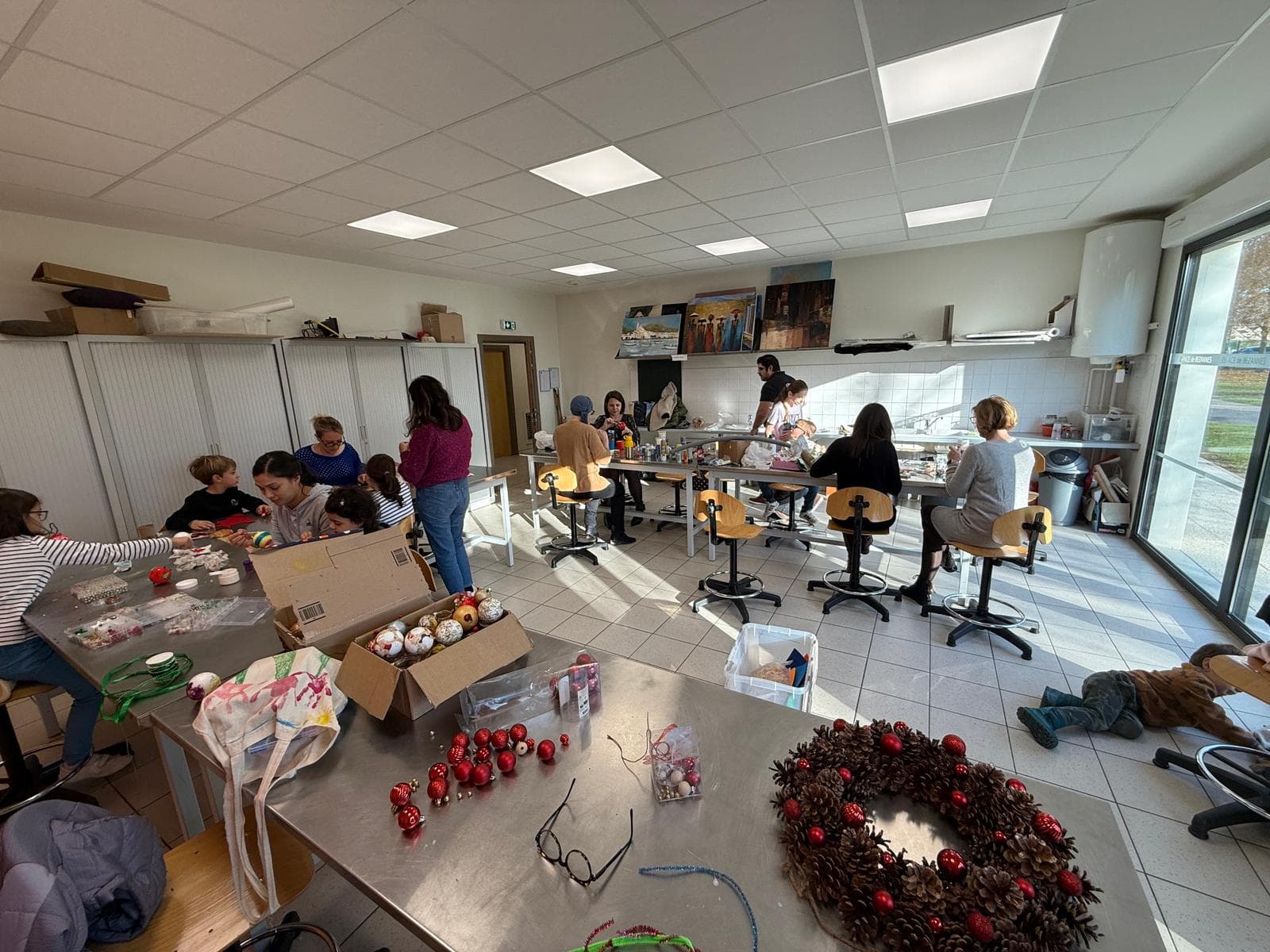 Parents et enfants préparant les décorations de Noël