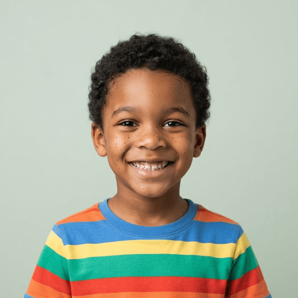 Un petit garçon souriant en t-shirt coloré