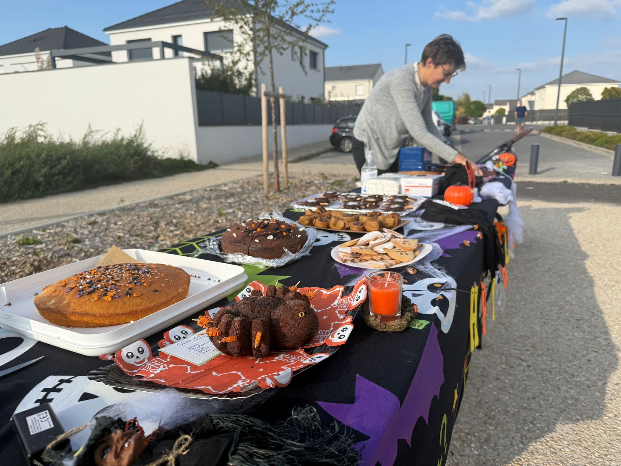 Stand de gâteaux décoré pour Halloween